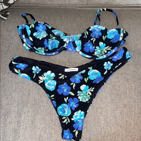 WeWoreWhat Black and Blue Floral Bikini Size M - Picture 1 of 7